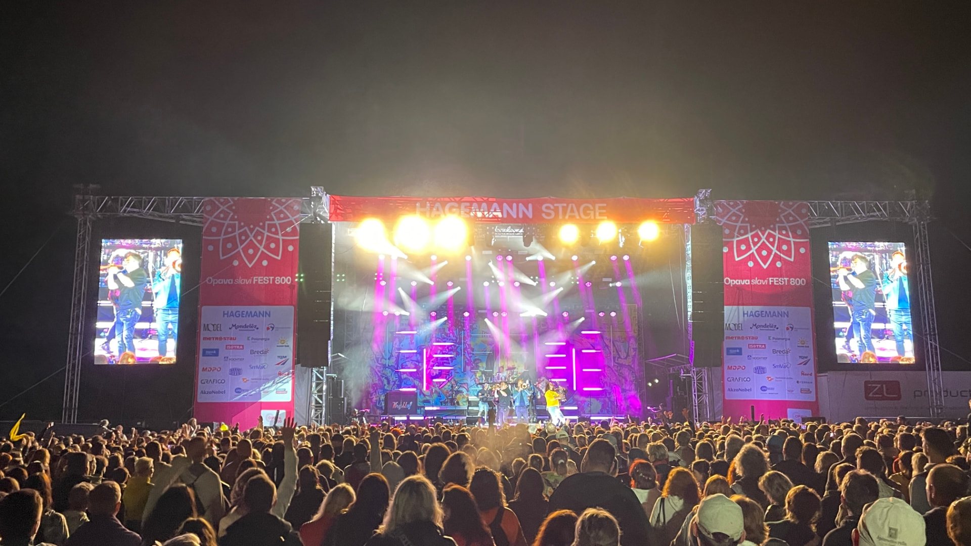 Zaplněné náměstí před hlavní stage městských slavností Opava slaví FEST 800