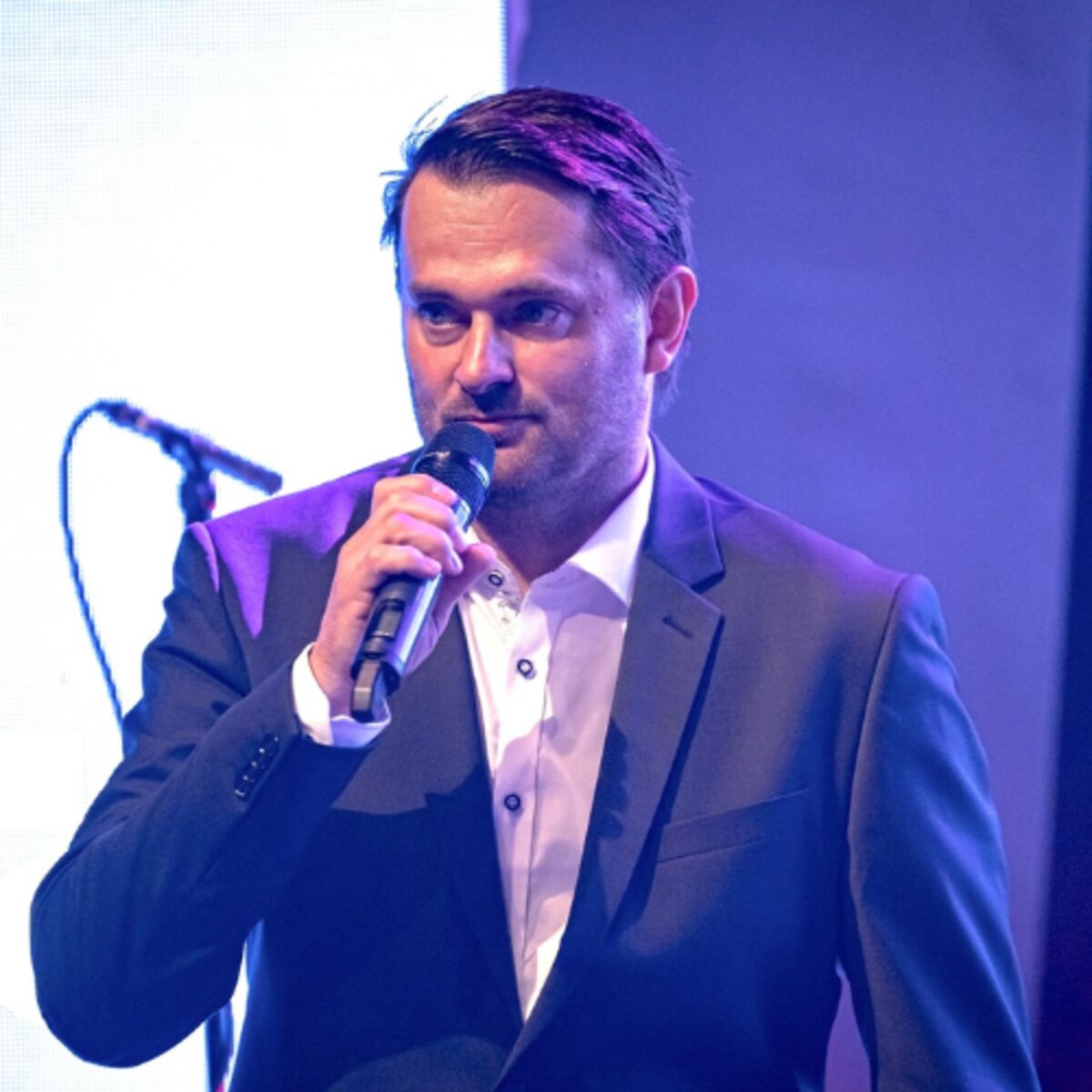 Petr Juříček při vystoupení na pódiu