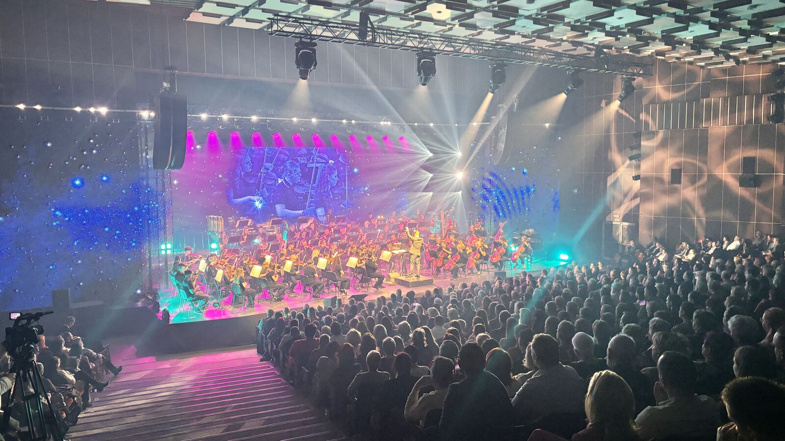 Pohled z publika na celou stage koncertu The Strings show ABBA Tribute v Havířově